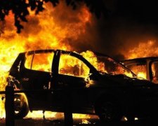 Три автомобілі загорілися від вибуху у Дніпропетровську