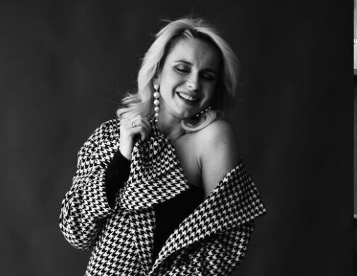 Лилия Ребрик в пальто на голое тело соблазнила мужчин бесконечными ножками: украинская Монро