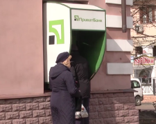 Клієнти ПриватБанку. Фото: скрін youtube