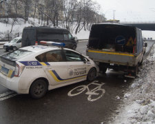 Копи влаштували безглуздий погром на дорозі: знесли все "зайве", навіть водія