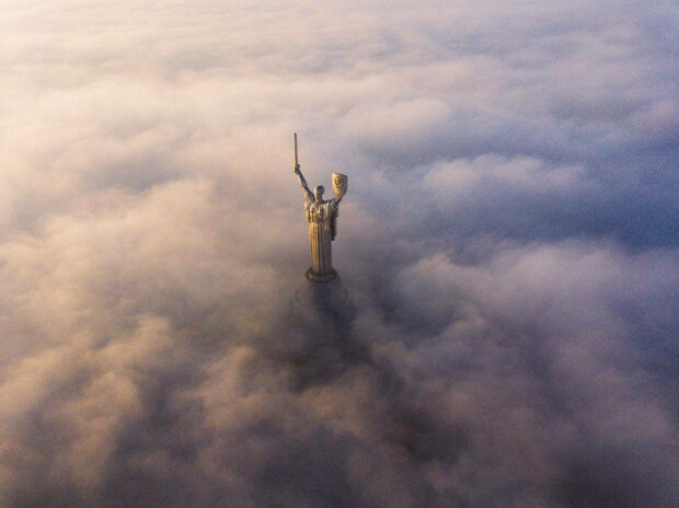 Мрачно и загадочно: туманный Киев показали атмосферными фото