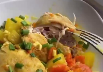 Печеня з курячими стегнами та картоплею, кадр з відео