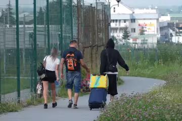 Виїзд за кордон. Фото: скрін youtube
