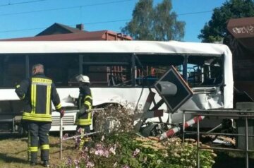 Поезд протаранил пассажирский автобус в Германии (ФОТО)