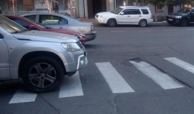Будут линчевать: "герои парковки" перекрыли кивский переход с двух сторон