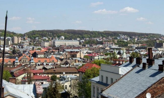 Страстно и опасно: львовские любовники занялись этим на краю крыши