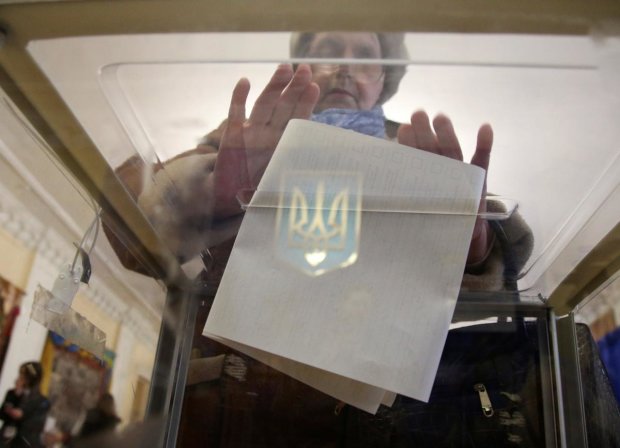 Украинцы подняли бунт на избирательных участках: разрывали, портили и расписывали бюллетени