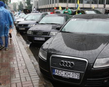 Останній шанс для євробляхерів: штрафи, ввезення авто та інші зміни у житті водіїв із серпня