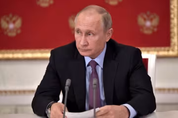 Балалайка и бутылка водки: в Киеве появился "золотой" памятник Путину
