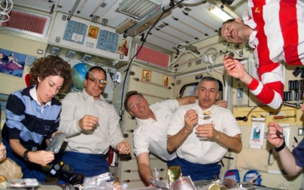 Космонавты с МКС "переквалифицируются" в производителей кисломолочки