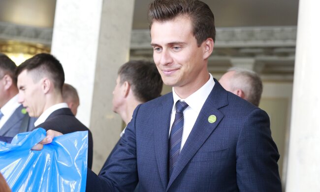 Соратник Зеленского отправил главу "Укрзализныци" Кравцова в отставку: "Цепляется за кресло в пылающих электричках"