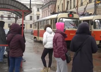 украинцы на остановке, скриншот с видео