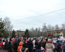 Відкриття ялинки в Криму: дітей зустрічають зі зброєю та металошукачами