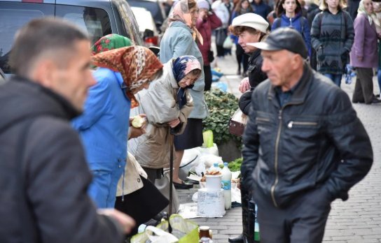 Клубника с привкусом слез: Зеленскому показали, как выживают украинцы на нищенские пенсии