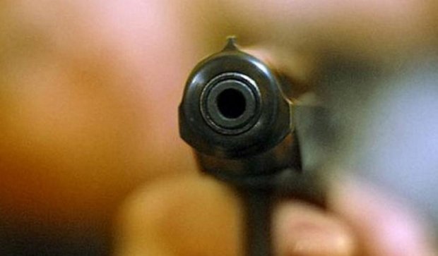 Злоумышленник прострелил мужчине живот в центре Мариуполя 