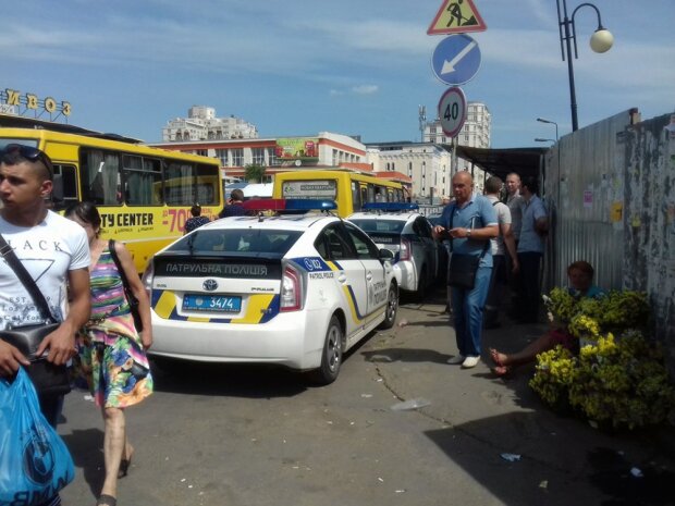 Привоз закроют? В Одессе на популярном рынке гремит скандал, копы "арестовали" прилавки