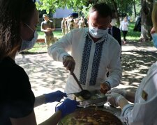 Глава Закарпатья Петров угощал военных и мэра Ужгорода Андріїва бограчем, фото с Фейсбук