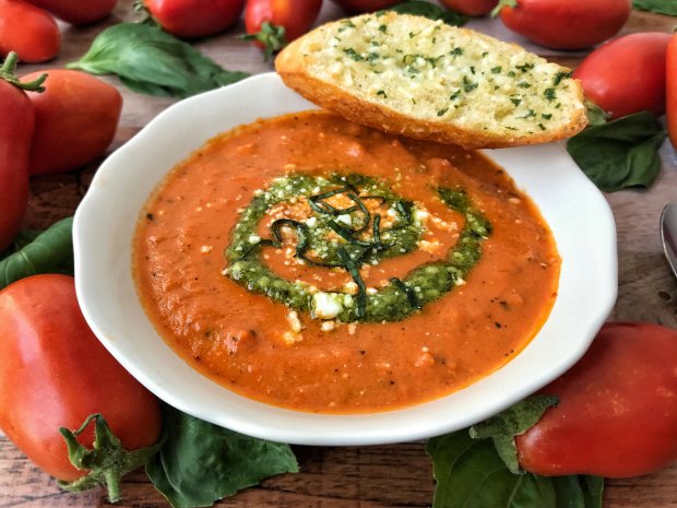 Густой томатный суп с соусом песто: легкий рецепт