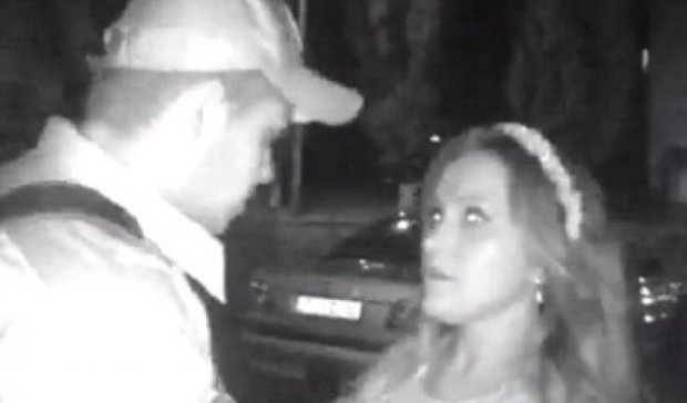 В Киеве пьяные жених и невеста набросились на патрульного (видео)