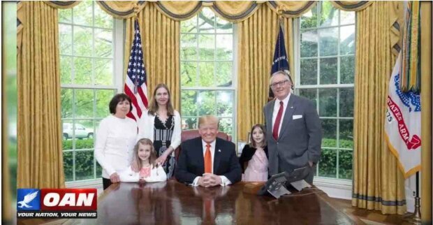 Майкл Капуто с семьей в гостях у президента Трампа