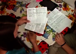 Платежки за коммуналку. Фото: скрин youtube