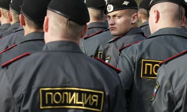 Російський поліцейський малював кийком непристойні картинки