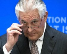 Українці вручили Тіллерсону подарунок із натяком