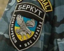 Сотрудник МВД ходит с шевронами «Беркута» и гордится этим - очевидцы (фото)