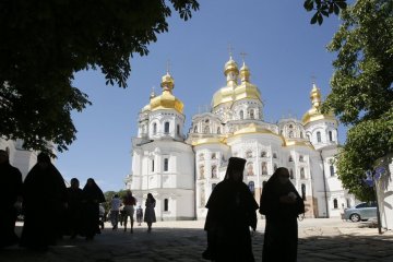 Молебень у Києво-Печерській закінчився масовими затриманнями: перші подробиці і кадри