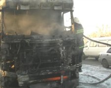 У Харкові на ходу спалахнула вантажівка