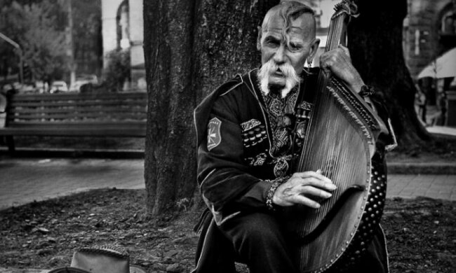 Бандурист вечорами підкорює Одесу піснями Queen