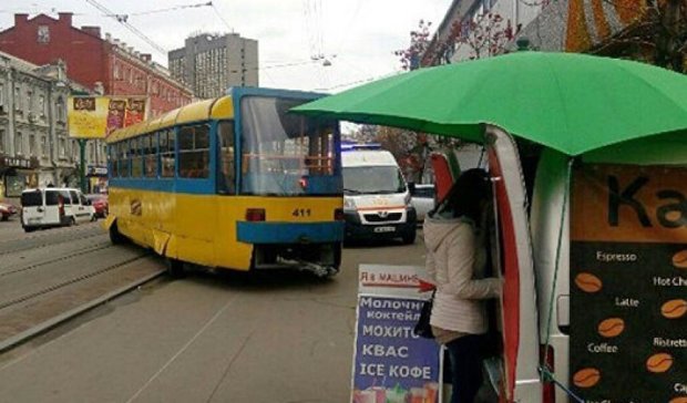 Трамвай в Киеве сошел с рельс и травмировал пешехода (фото)