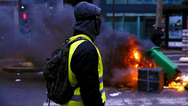 Протесты “желтых жилетов” прогремели с утроенной силой: поджоги, слезоточивый газ и массовые задержания