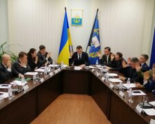 Засідання Кабміну в Маріуполі: кому виділять 300 мільйонів, а кого звільнять