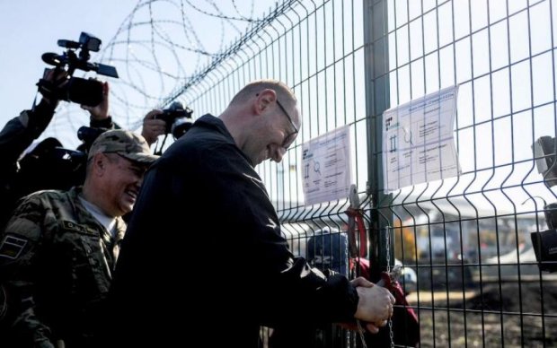 Стена Яценюка: как грабили украинцев, чтобы "закрыться" от России