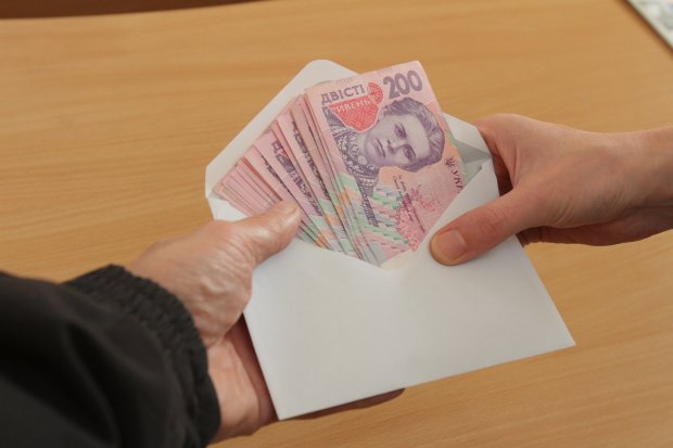 8 миллионов и это только начало: сколько получают украинцы "в конвертах"