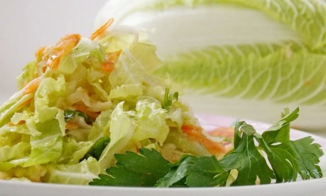 салат з пекінської капусти і моркви