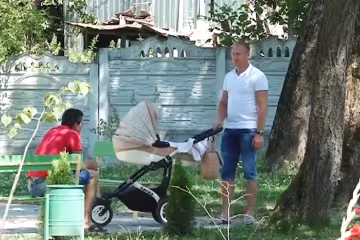 Українець з дитиною. Фото: скрін youtube