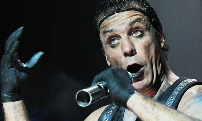 Лідер Rammstein Ліндеманн влаштував справжнє місиво в Росії: бідний космонавт такого не очікував, епічне відео