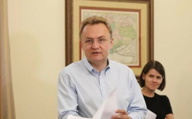 У Львові комунальникам замість зарплат вручили віники - депутатка порадила "прошерстити" кишені Садового