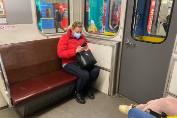 Мобильный телефон, украинцы, метро, фото: Знай.ua
