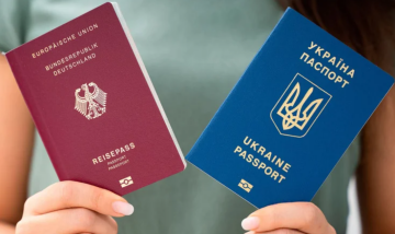 Німецький та український паспорт, зображення з вільних джерел