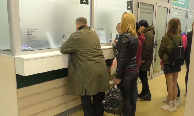 Українці в банку. Фото: скрін youtube