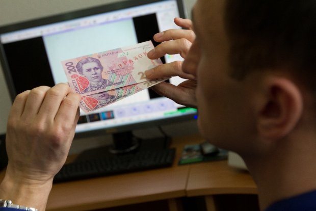 Фальшивка на сдачу: украинцам рассказали, где можно подхватить поддельные деньги