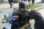 Інвалід-колясочник береться за утилізацію електроприладів, фото: Facebook