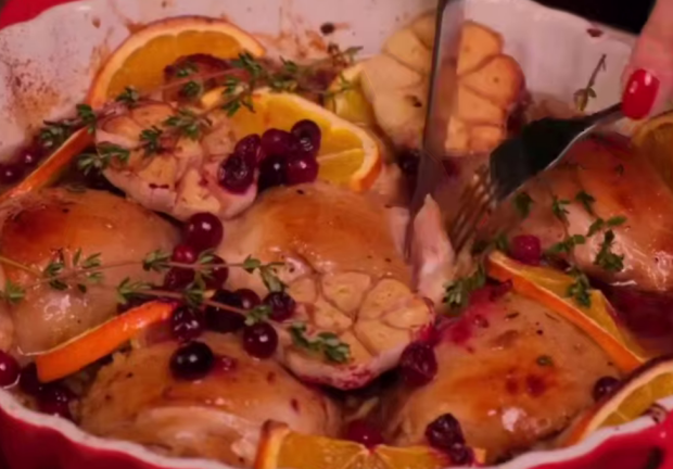 Рецепт новогодней курочки в апельсинах и клюкве: аромат праздника заполнит всю квартиру