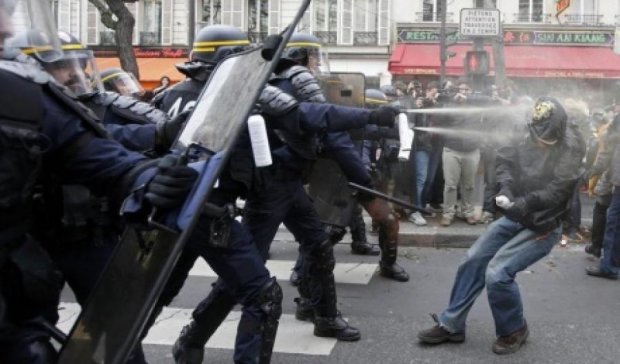 ​Протесты в Париже закончились потасовкой с полицией (видео)