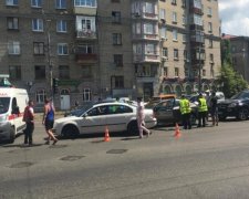 В Киеве столкнулись сразу 3 автомобиля