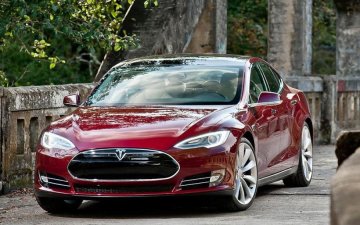 До чего довели народ: в Киеве заметили торговца медом на Tesla 