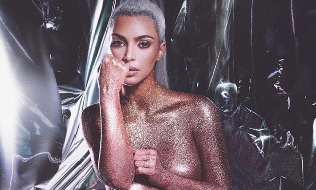 Кардашьян в прозорих туфлях просить переспати з нею: фото